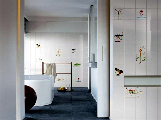 Colorful ceramic tiles with happy motifs decorate the dream bathroom