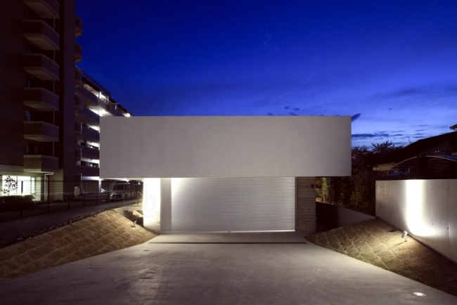 Concrete building with a flat roof of K2 - minimalist architecture in Japan