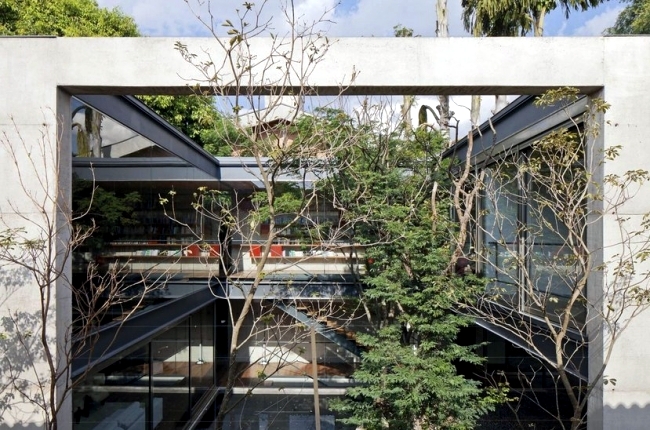 Concrete building with glass facade of Una Arquitetos offers living close to nature