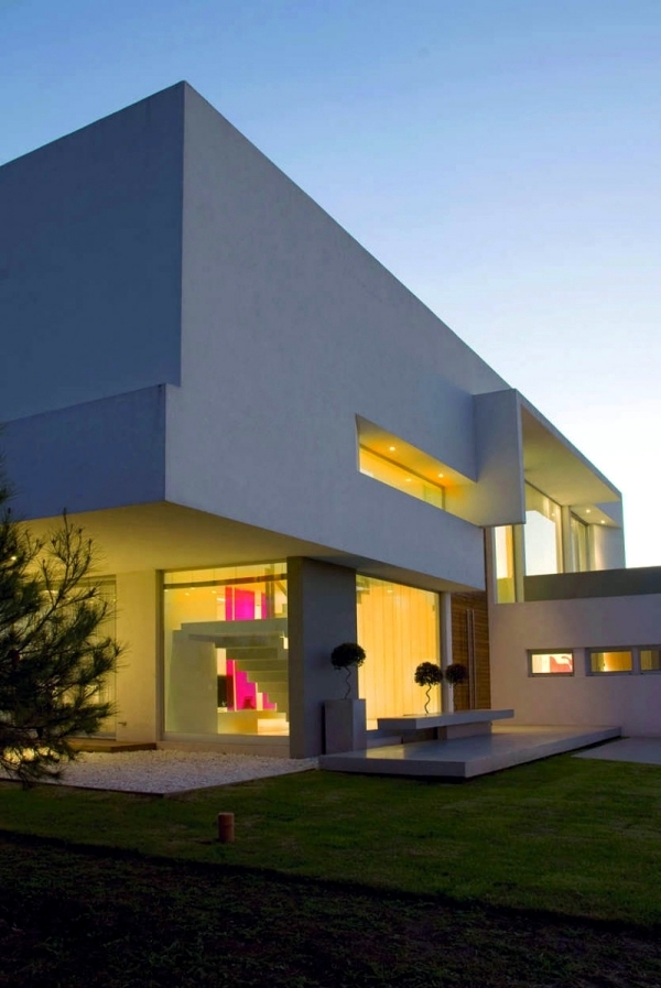 Concrete building with glass fronts in the Bauhaus style of Vanguarda Architects