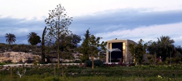 Concrete house with extensive green roof in Alicante, Spain