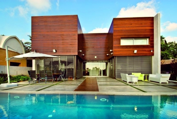 Contemporary wooden house build - what advantages does the use of wood