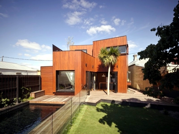 Contemporary wooden house build - what advantages does the use of wood