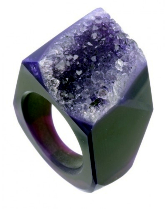 Cool designer rings made of quartz crystals in the trendy colors of Joya