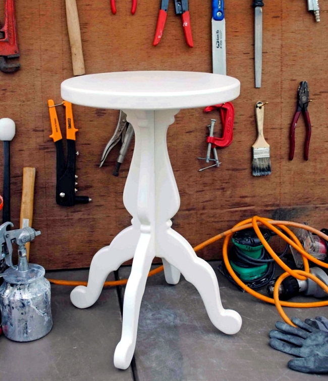 Creates colored stools designs with special marble painting technique