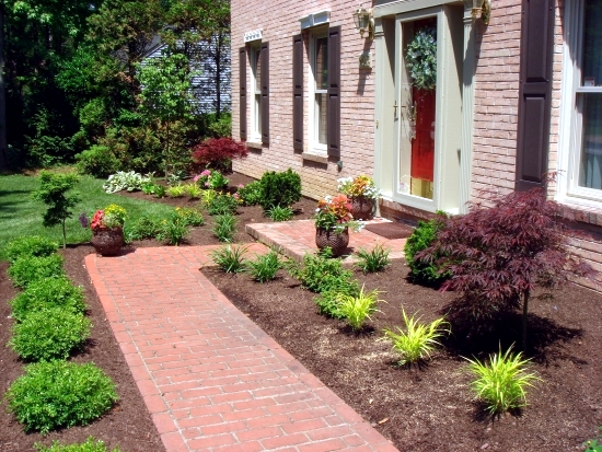 Creating a garden path advantages of a floor covering made of bricks and clinkers