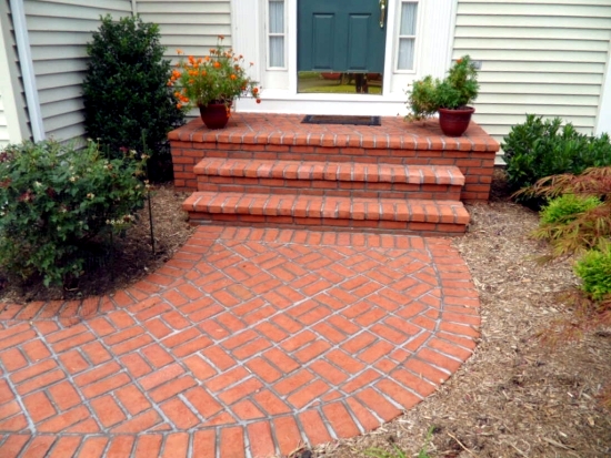 Creating a garden path advantages of a floor covering made of bricks and clinkers