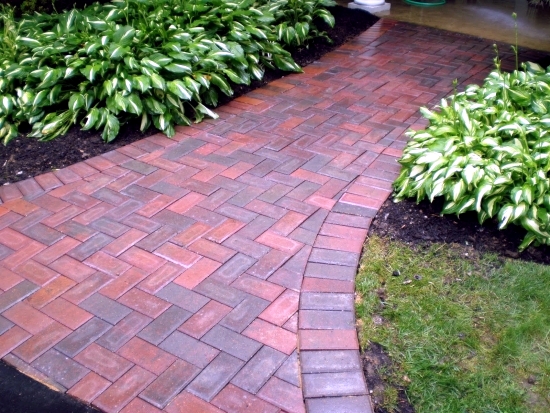 Creating a garden path advantages of a floor covering made of bricks and clinkers