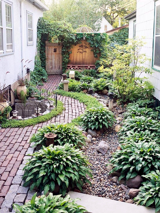 Creating a garden path advantages of a floor covering made of bricks and clinkers