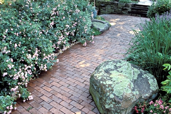Creating a garden path advantages of a floor covering made of bricks and clinkers