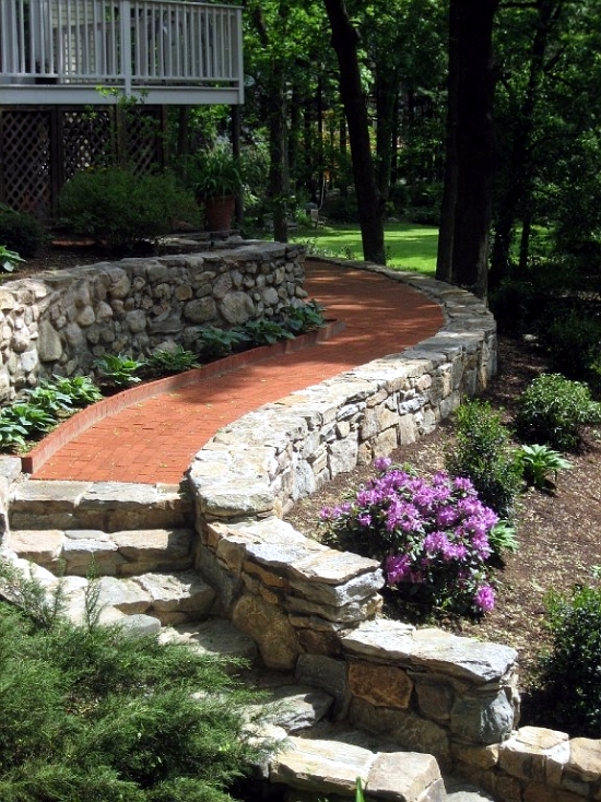 Creating a garden path advantages of a floor covering made of bricks and clinkers