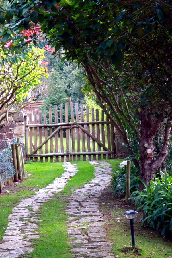 Creating a garden path and design - garden design ideas for effective