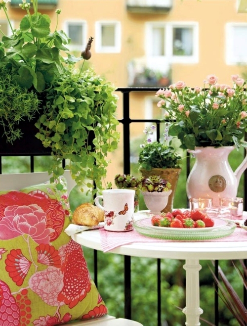 Decorating balcony with flowers in spring - cheap design ideas
