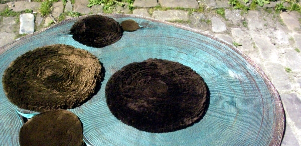 Eccentric carpet design "archipelago" of Laure Kasiers