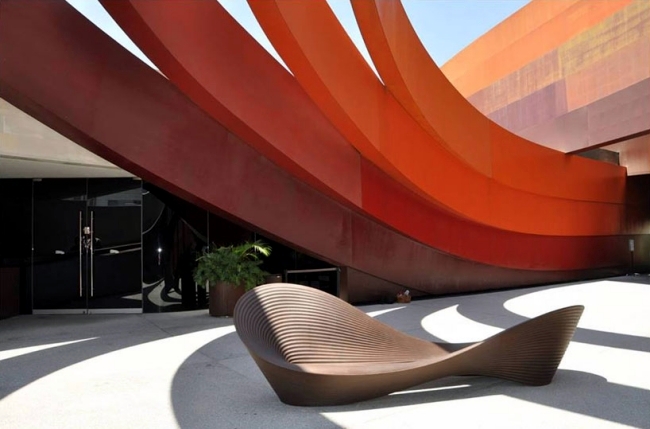 Elegant bench design by Magis as part of Ron Arad exhibition
