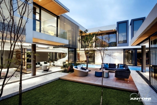 Even a modern dream house with pool of SAOTA and Antoni Associates