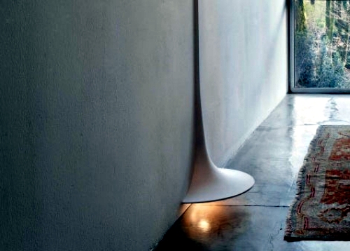 Extravagant design floor lamp in the shape of a vase of Flos