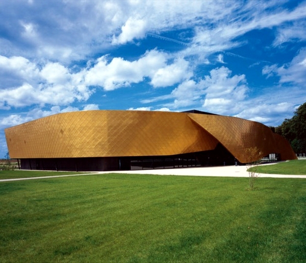 Façade cladding with copper plates provides better insulation