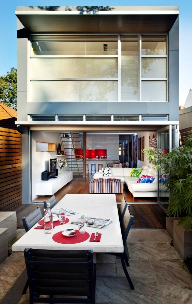 Flat roof house with a rectangular floor plan and window-front in Sydney