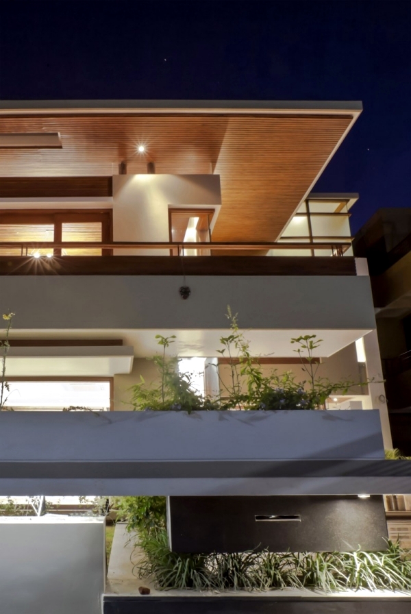 Flat roof house with yard - contemporary architecture solutions from India