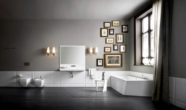 Freestanding bathtub gives the bathroom refined look