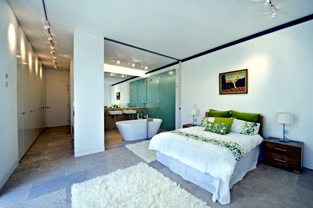 freestanding bathtub in the bedroom – no clear separation of bath