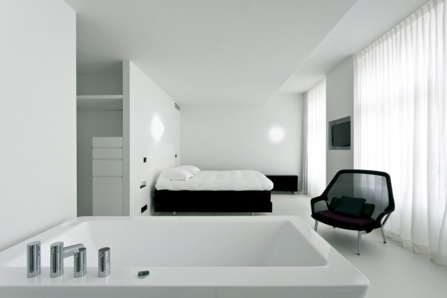 Freestanding bathtub in the bedroom - no clear separation of Bath