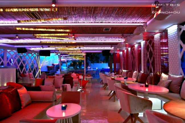 Glamorous bar in Greece makes for good holiday mood