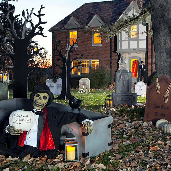 Halloween garden decorations ideas with skeletons, skulls and bones