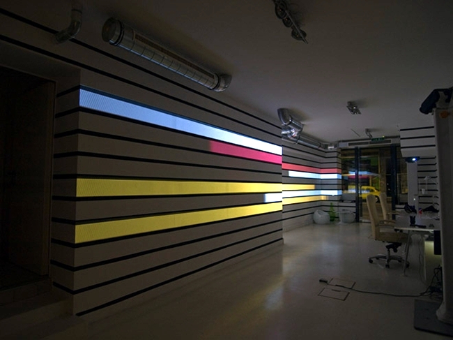 Hi-tech wall lighting with Videprojektoren - the installation of Struct