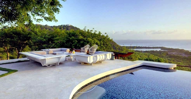 Holiday villas in the Caribbean with large terraces and sunny rooms
