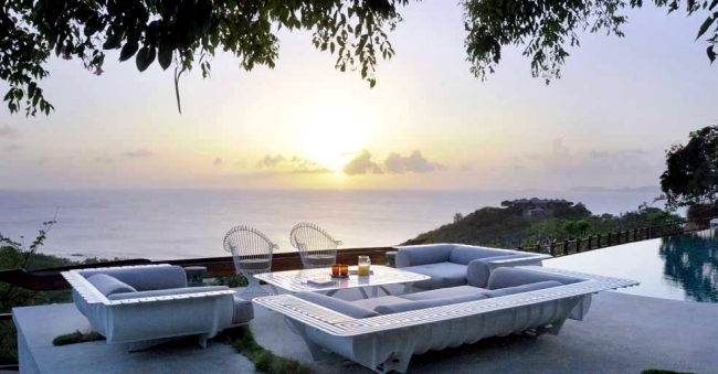 Holiday villas in the Caribbean with large terraces and sunny rooms