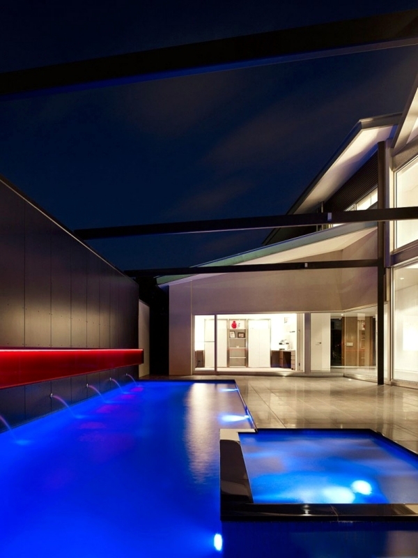 House with modern design of glass and aluminum in Melbourne