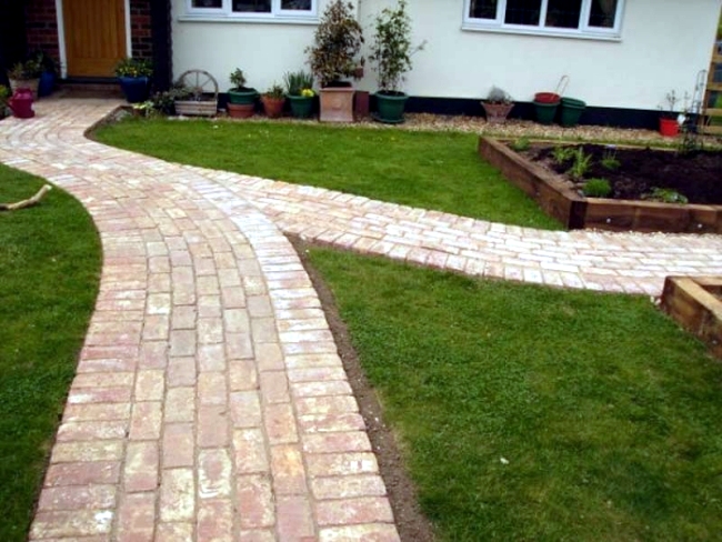 Ideas for individual garden path design - a highlight in the garden