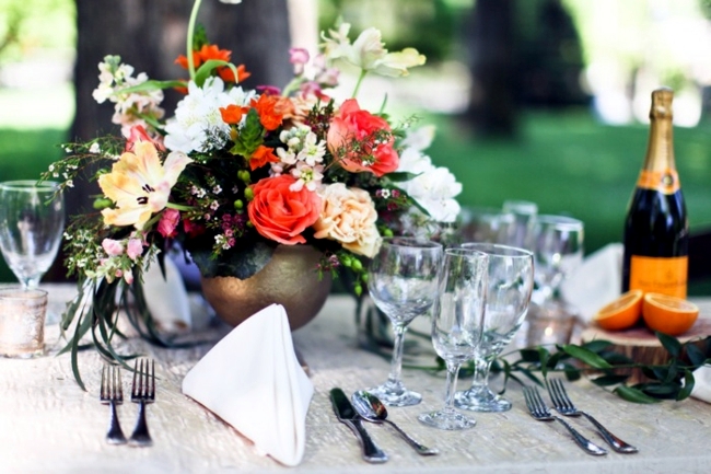 Ideas for summer wedding table decoration with colorful flower arrangements