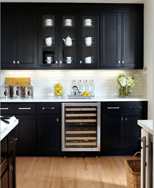 Kitchen design - the mysterious charm of the dark colors
