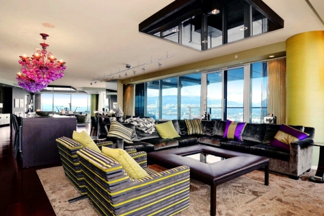 Luxury apartment in Vancouver shows timeless style and great view