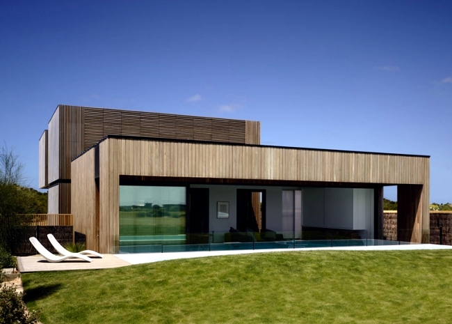 Maintains a robust solid house with construction that resists the wind and weather