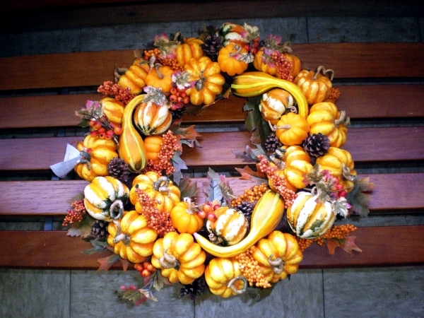 Make door wreath with mini pumpkins themselves - Autumn and Halloween Decoration