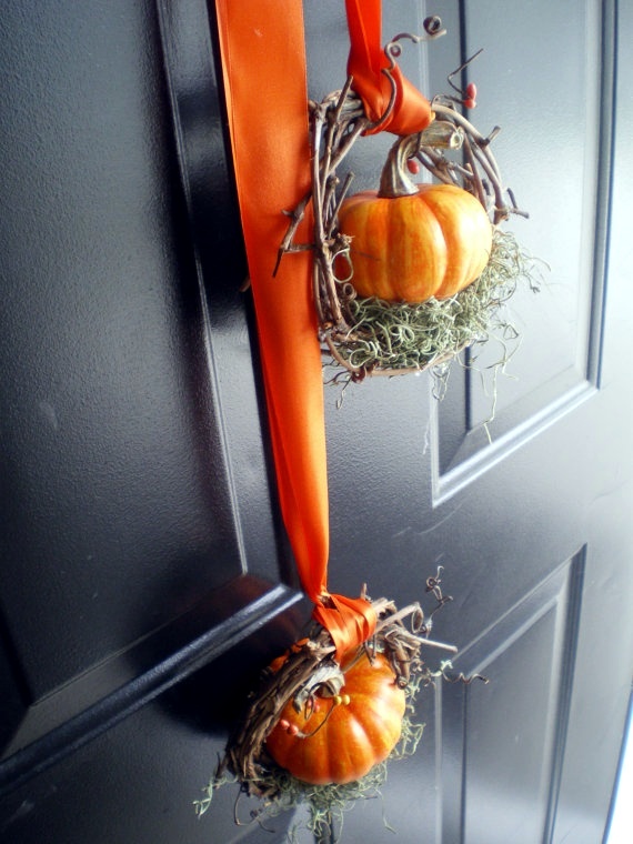 Make door wreath with mini pumpkins themselves - Autumn and Halloween Decoration
