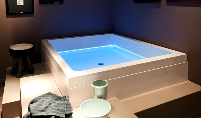 Modern Bathtub With Led Lighting - Dream of Treesse