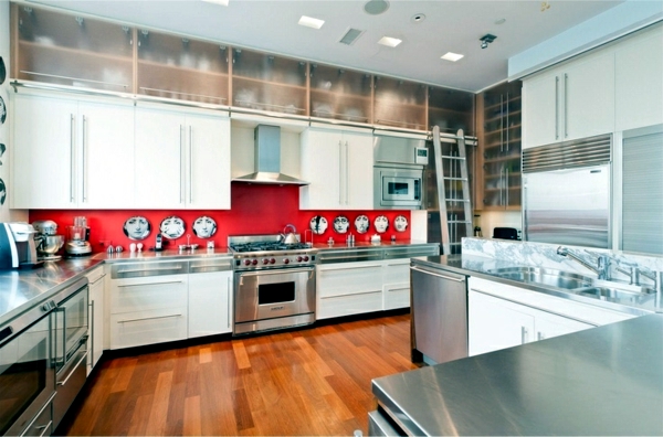 Modern glass kitchen splash back wall designs offer protection in the kitchen