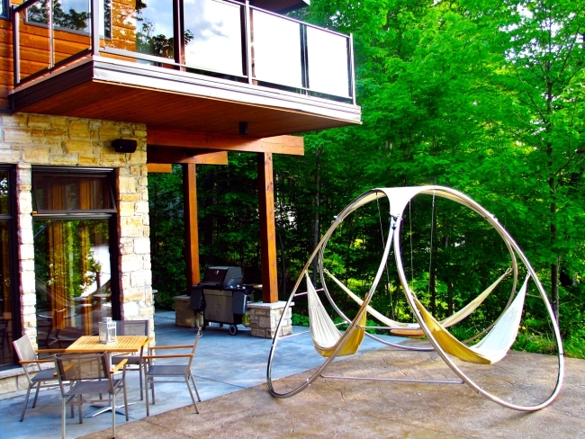 Modern hammock design ensure comfort for three persons in the garden