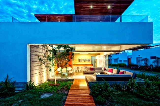 Modern House Design in Lima impressed with huge roof terrace