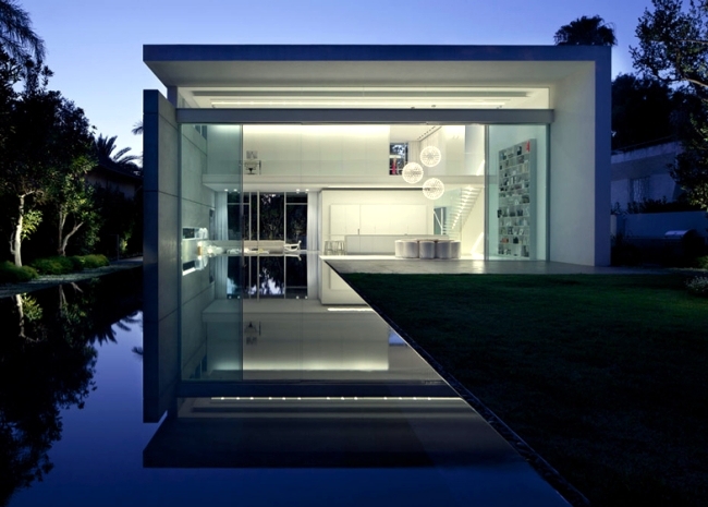 Modern house of glass veschmilzt the border between inside and outside