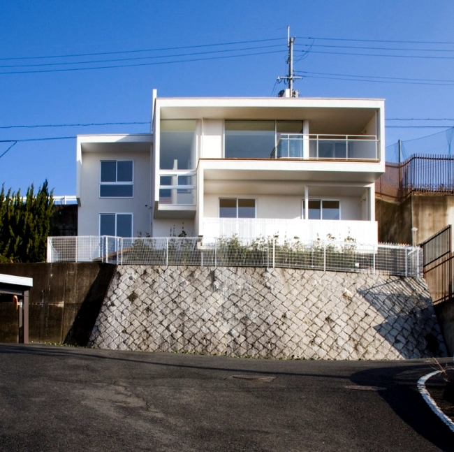 Modern house on hillside offers interesting solution for more parking