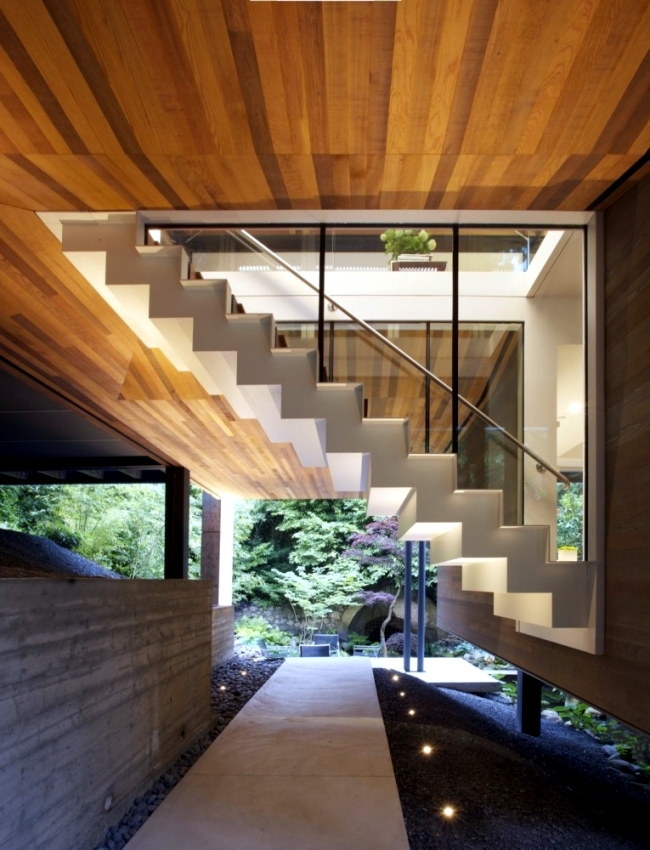 Modern residence built in Vancouver in Eingklang with the natural environment