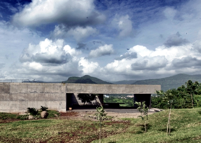 Monolithic concrete house with spectacular views in India