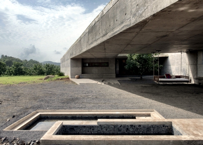 Monolithic concrete house with spectacular views in India
