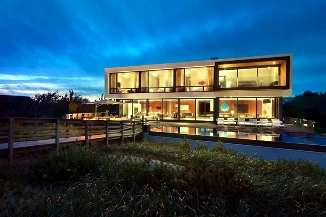 Monolithic modern villa in New York in exposed coastal location